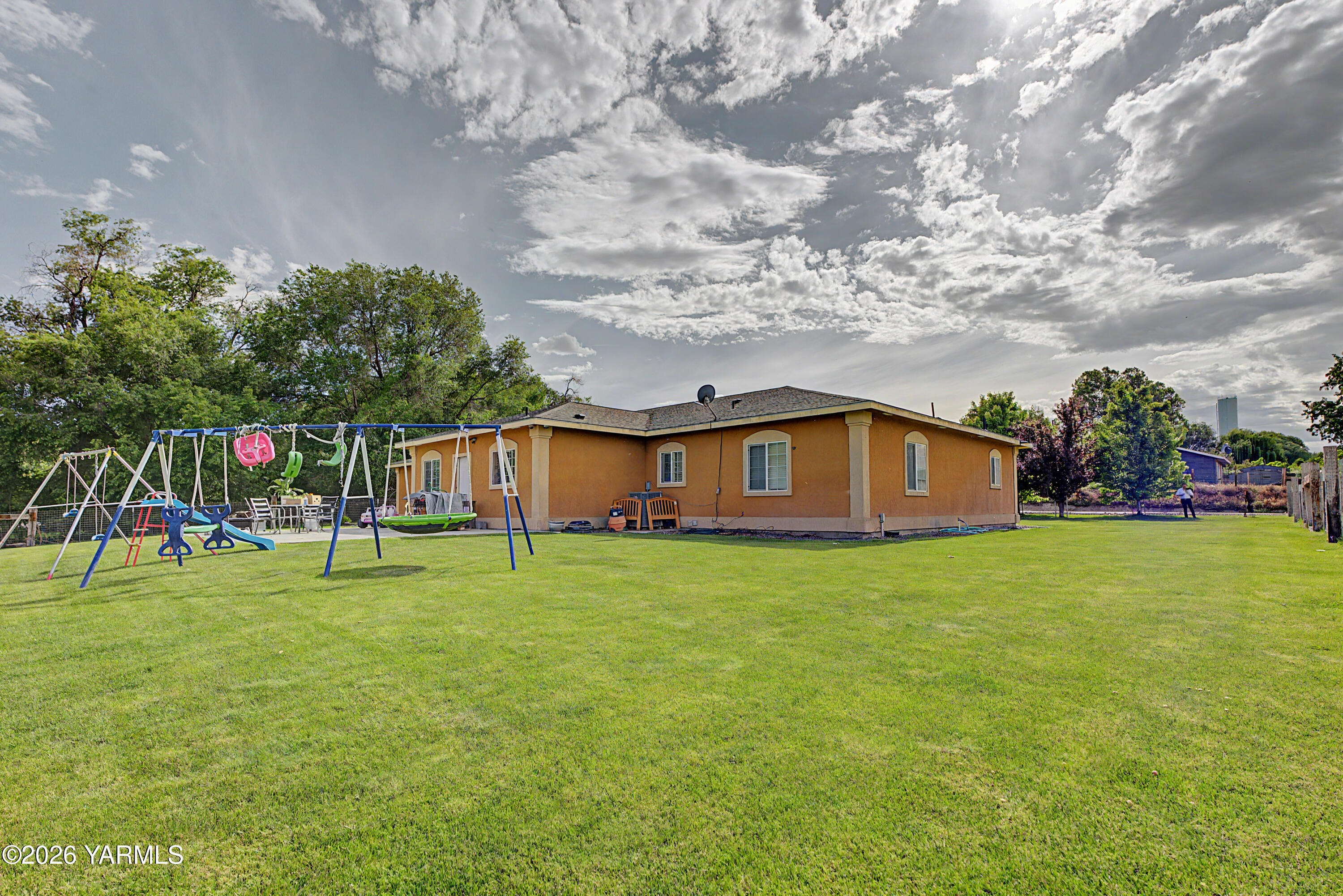 1811 Beam Road Granger, WA 98932 - Photo 6 of 26 a backyard of a house with table and chairs
