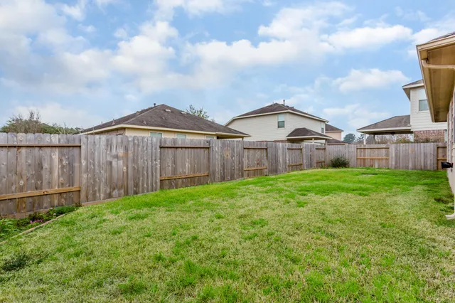 a view of a house with backyard and garden