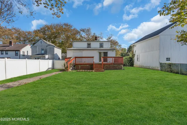 a view of a house with a backyard