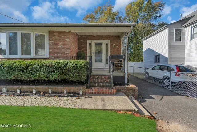 a view of a house with backyard and porch