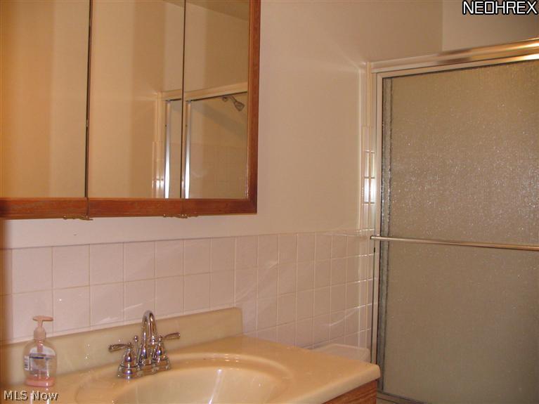 6640 Pearl Road, Unit 710 Cleveland, OH 44130 - Photo 6 of 7 Sparkling clean bathroom.