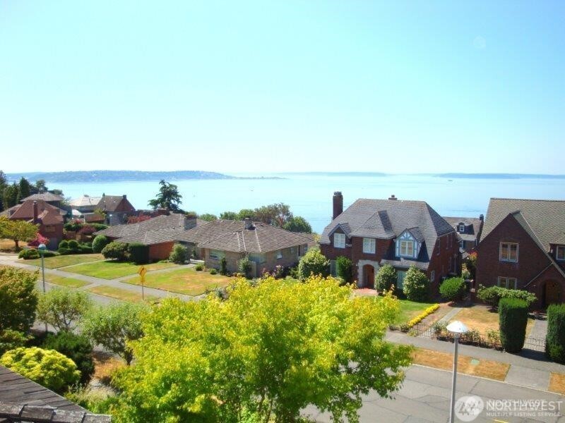 2320 West Viewmont Way West Seattle, WA 98199 - Photo 2 of 15