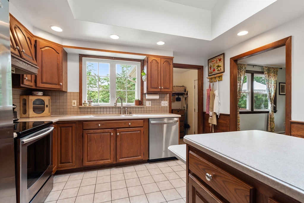 8 Birchwood Road Hudson, MA 01749 - Photo 12 of 36