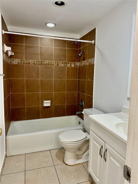 640 Northwest 13th Street, Unit 26 Boca Raton, FL 33486 - Photo 6 of 11 a bathroom with a toilet a sink and bathtub