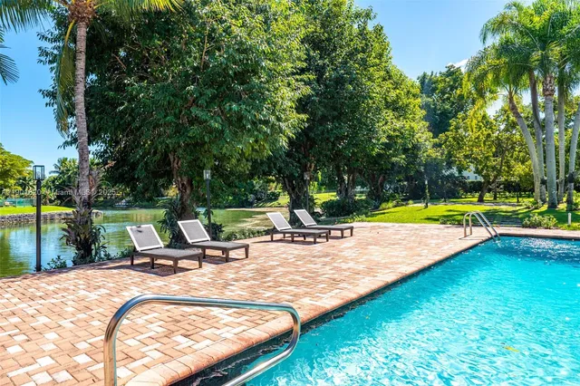 $2,900,000 | 10945 Southwest 75th Court, Pinecrest, FL 33156