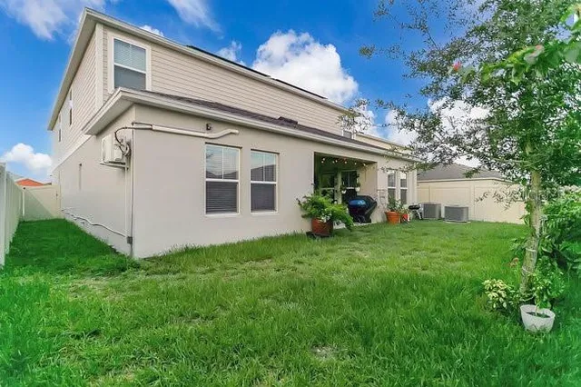 a view of a house with backyard