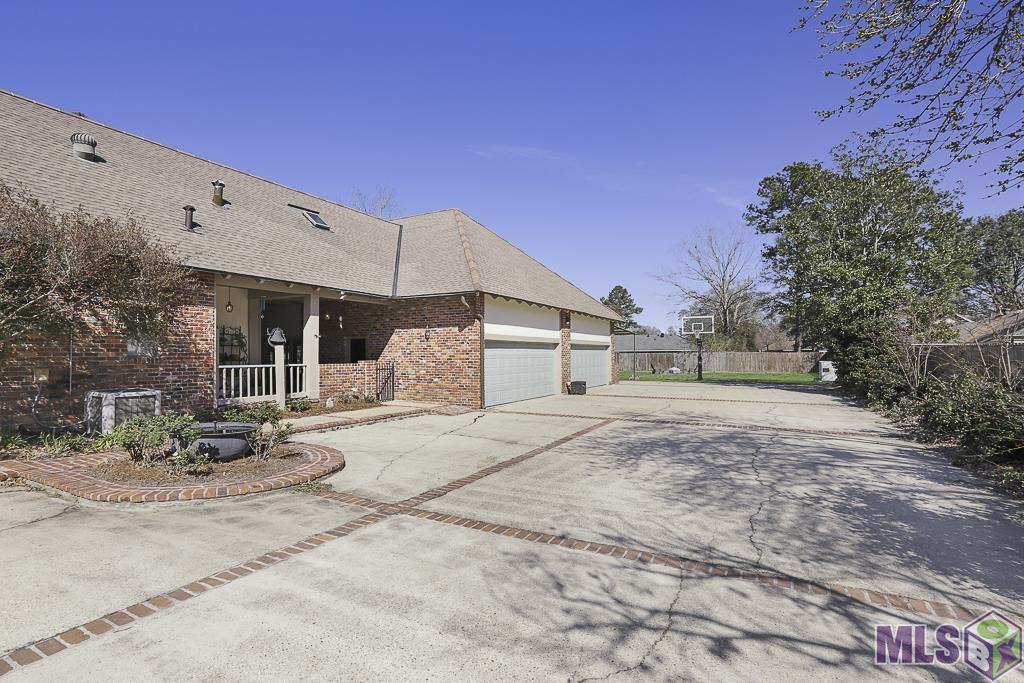 13505 North Amiss Road Baton Rouge, LA 70810 - Photo 6 of 48 Four Car Garage