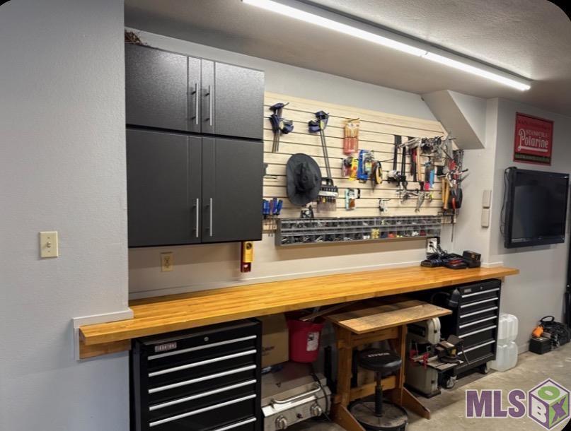13505 North Amiss Road Baton Rouge, LA 70810 - Photo 7 of 48 Garage Work Bench