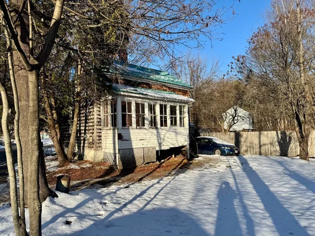 $160,000 | 61 Woodmont Road, Northampton, MA 01060