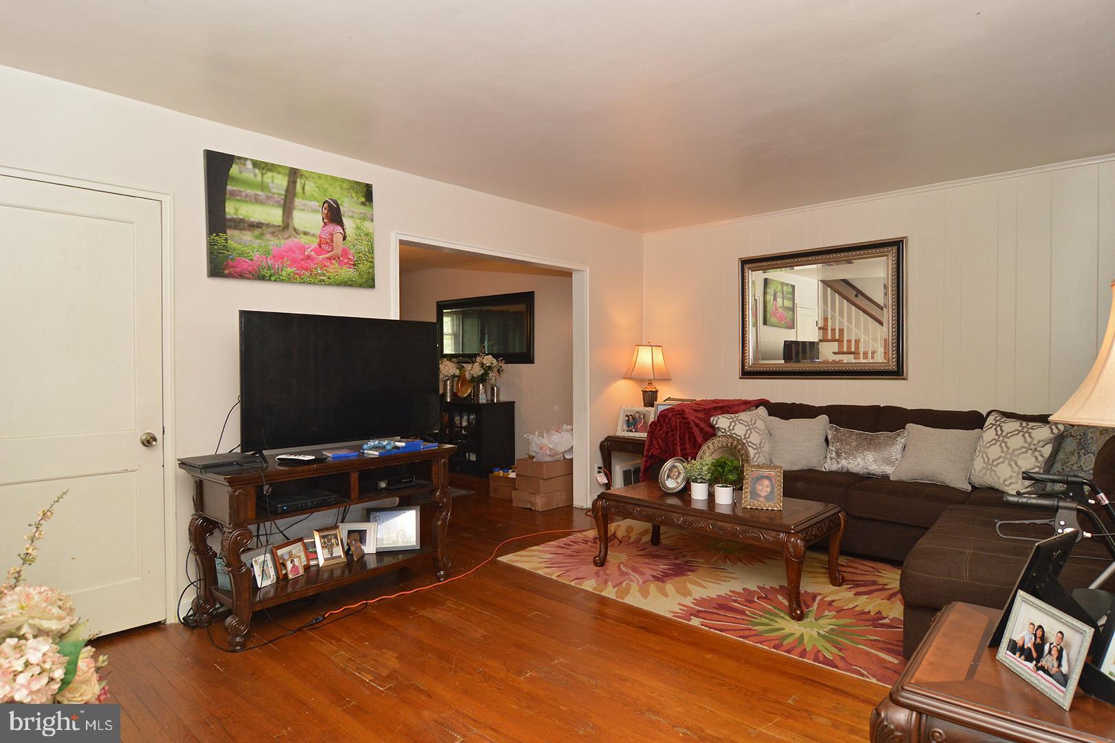 306 Sycamore Road Reading, PA 19611 - Photo 3 of 30