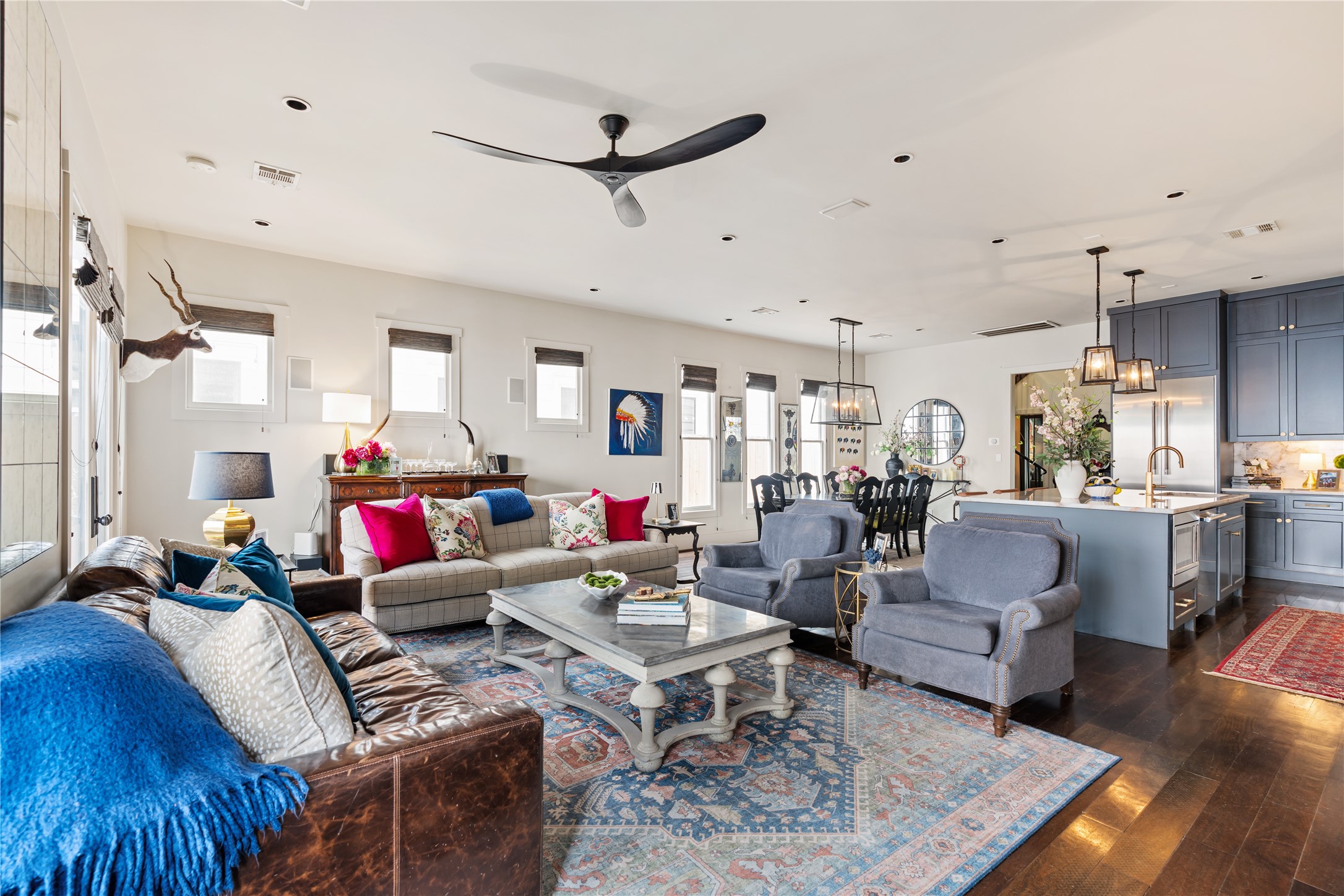 926 Nicholson Street Houston, TX 77008 - Photo 35 of 36 Walls of windows and an open floor plan allow natural light to move effortlessly throughout the main living spaces.