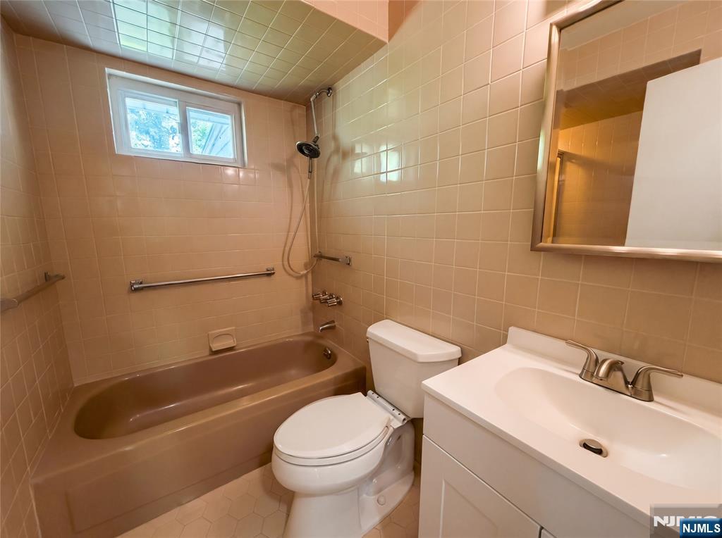 616 River Road Teaneck, NJ 07666 - Photo 11 of 40