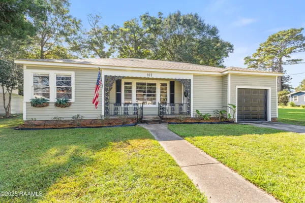$1,695 | 107 Acadian Drive, Lafayette, LA 70503
