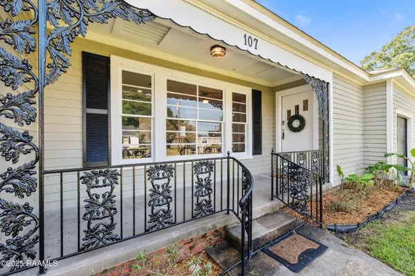 $1,695 | 107 Acadian Drive, Lafayette, LA 70503