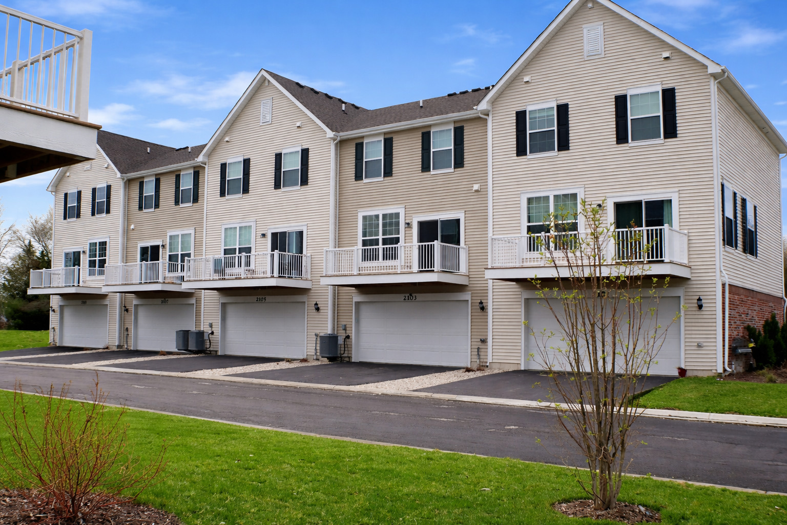 2103 Neubauer Circle Lindenhurst, IL 60046 - Photo 2 of 33