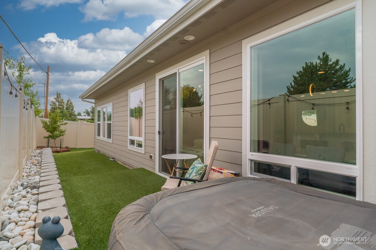 214 Solomon Loop Northwest East Wenatchee, WA 98802 - Photo 31 of 38 a balcony with view of outdoor space