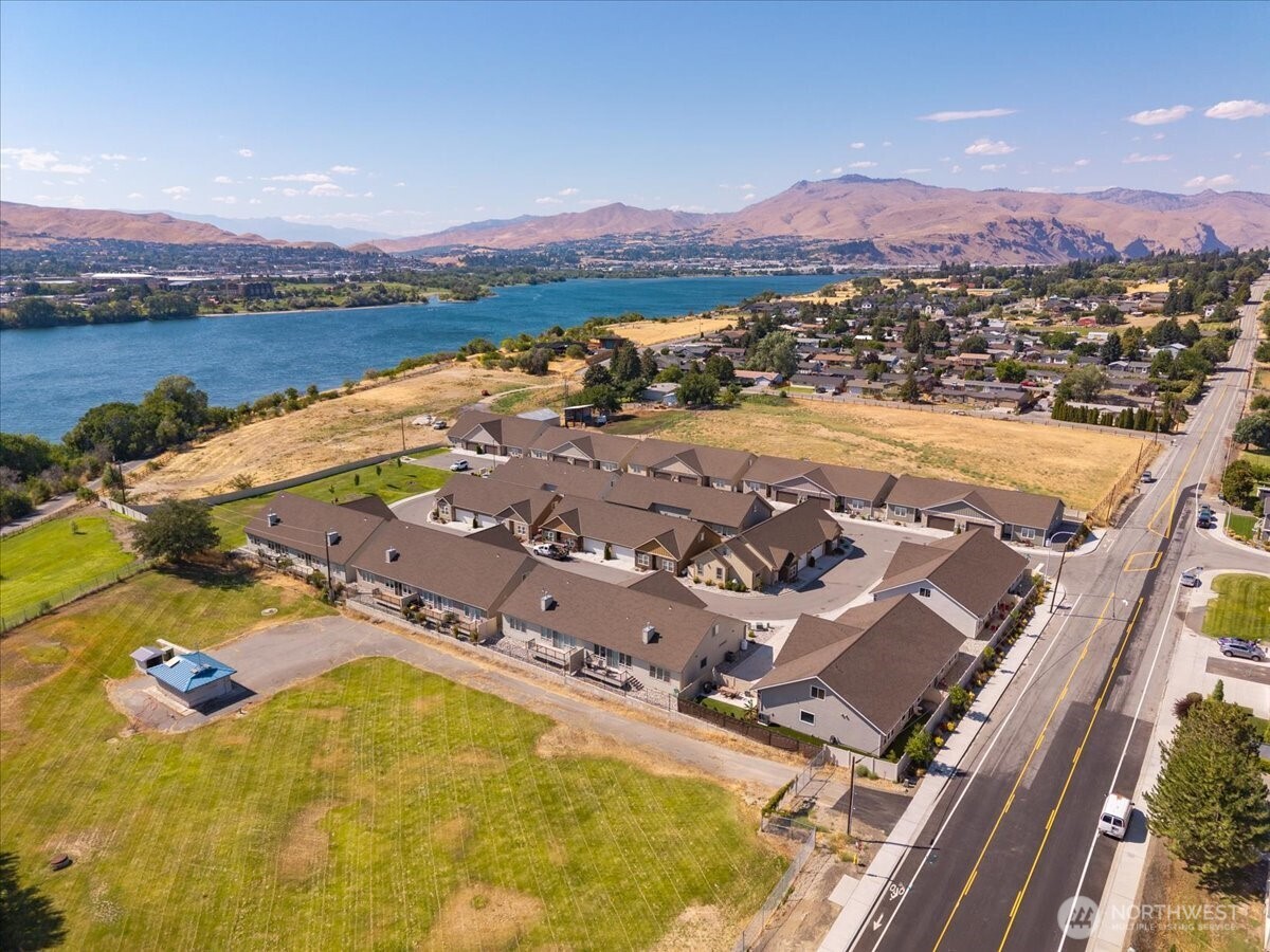 214 Solomon Loop Northwest East Wenatchee, WA 98802 - Photo 35 of 38 a view of a city with an ocean