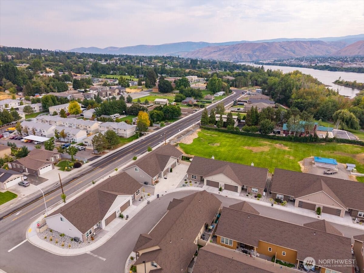 214 Solomon Loop Northwest East Wenatchee, WA 98802 - Photo 36 of 38 a view of a city with a lake