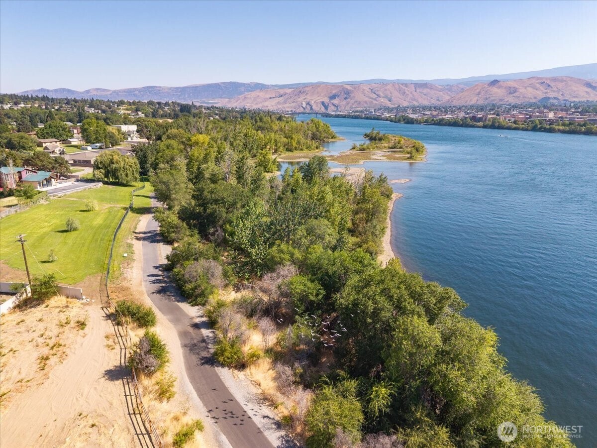 214 Solomon Loop Northwest East Wenatchee, WA 98802 - Photo 37 of 38 a view of a city