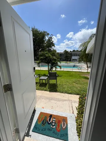 a view of a back yard