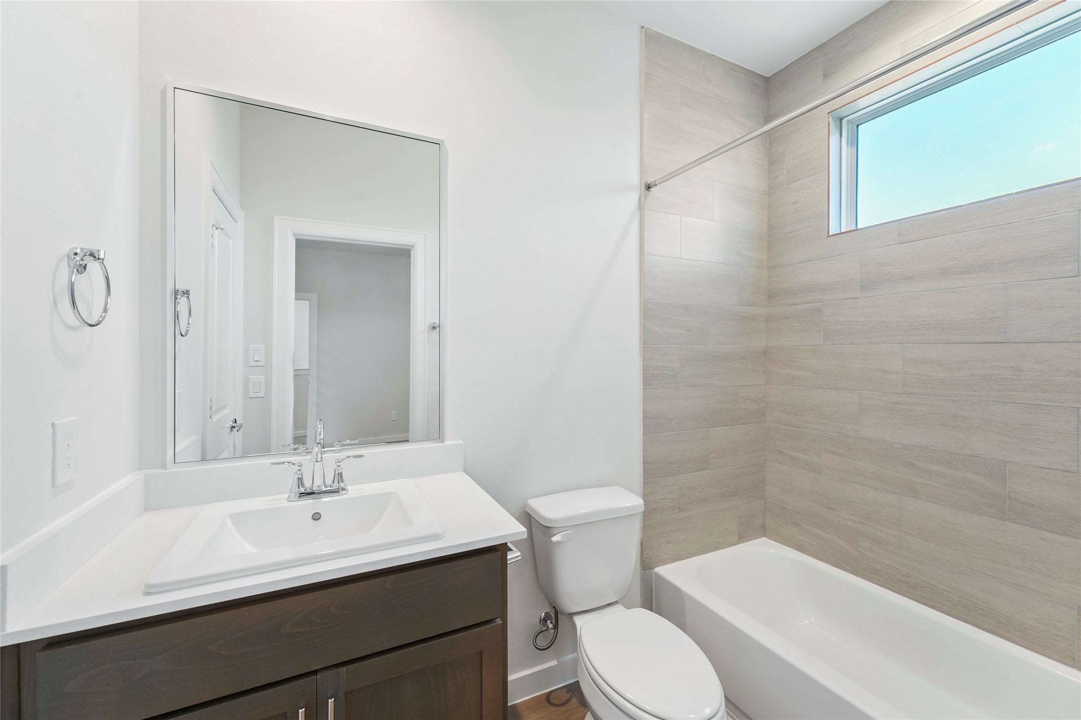 1013 Erin Street, Unit S Houston, TX 77009 - Photo 13 of 23 Secondary Full Bathroom 3rd Floor