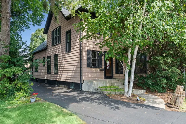 $425,000 | 610 West Main Street, West Dundee, IL 60118
