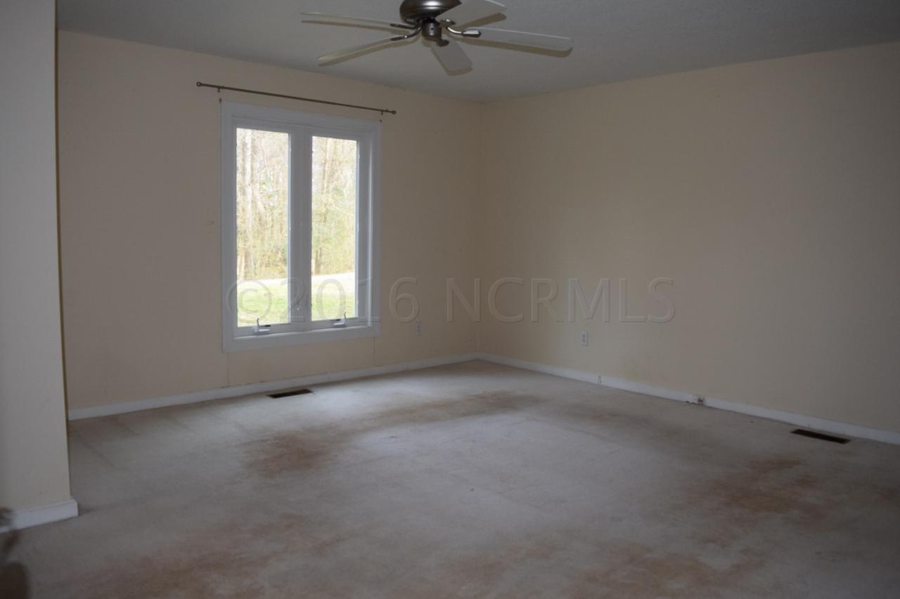 1998 Hoods Creek Road New Bern, NC 28562 - Photo 8 of 22 Huge Master Suite
