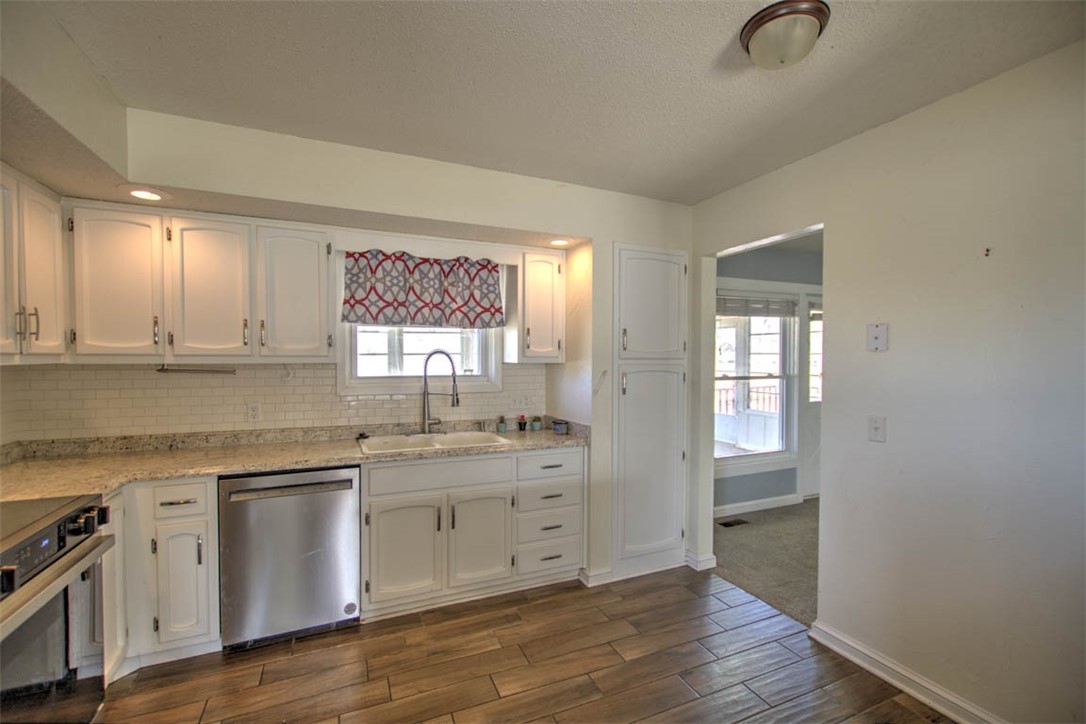 1960 West Melrose Drive Decatur, IL 62526 - Photo 9 of 31 Gallery Image 9