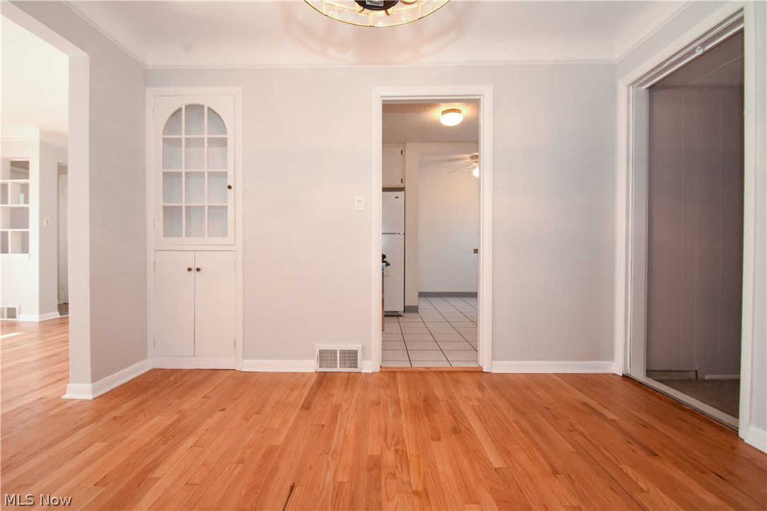 4033 Corwin Road Cleveland, OH 44121 - Photo 8 of 25