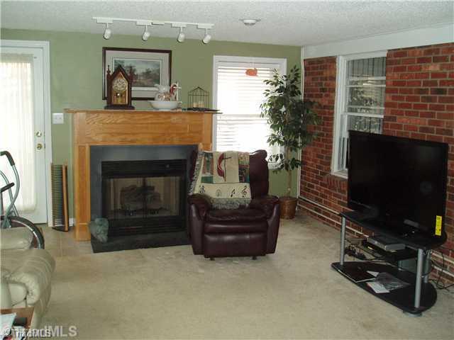 2522 Weymoth Road Winston-Salem, NC 27103 - Photo 3 of 11 Den/Family/Great Room.