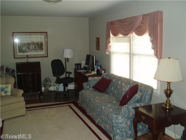 2522 Weymoth Road Winston-Salem, NC 27103 - Photo 4 of 11 Living Room.
