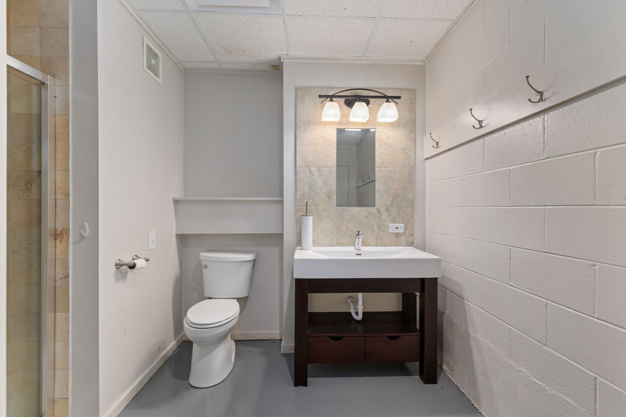 9680 Buttermilk Ridge Road Lawrenceburg, TN 38464 - Photo 26 of 61 a bathroom with a toilet a sink and mirror