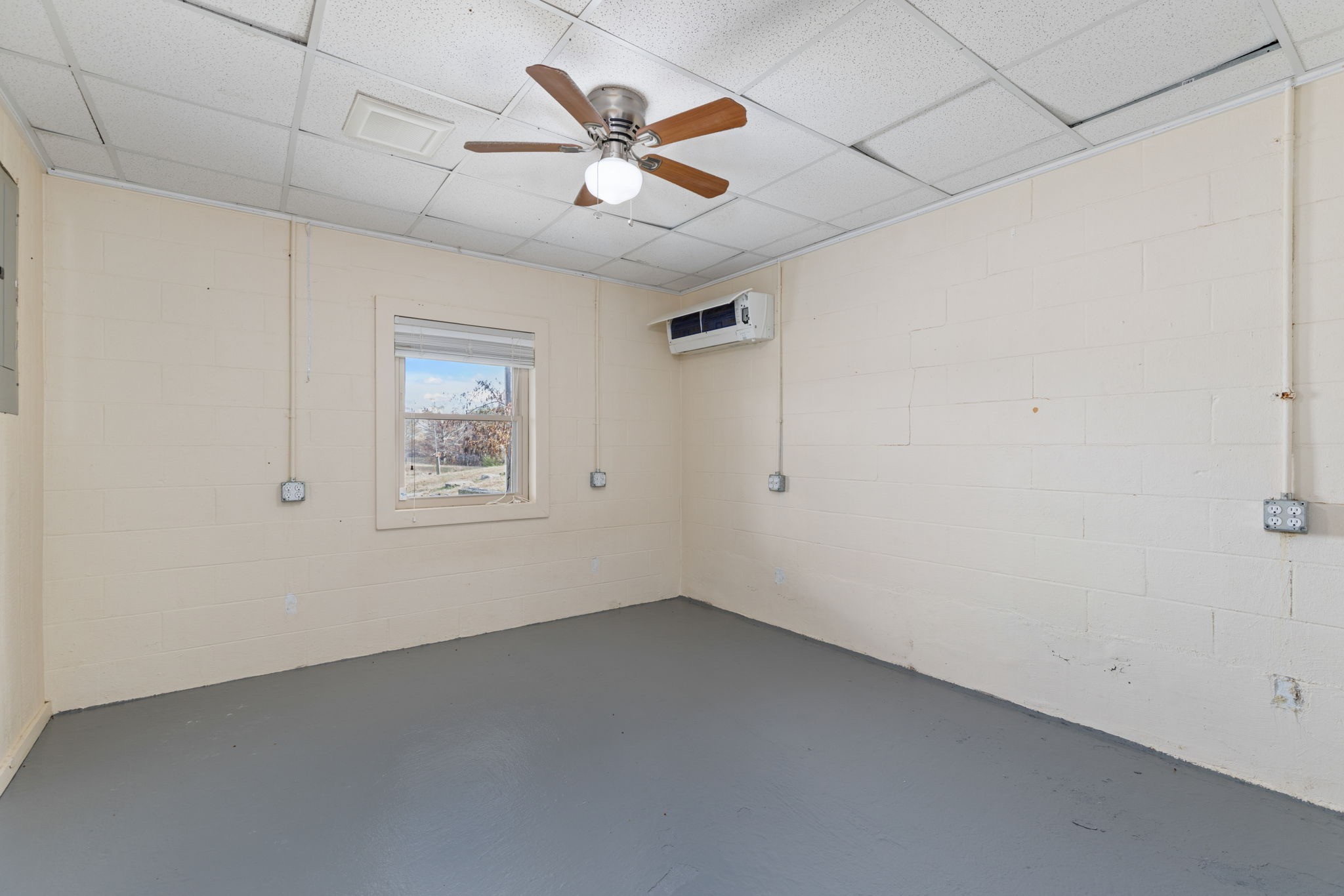 9680 Buttermilk Ridge Road Lawrenceburg, TN 38464 - Photo 27 of 61 an empty room with ceiling fan and window