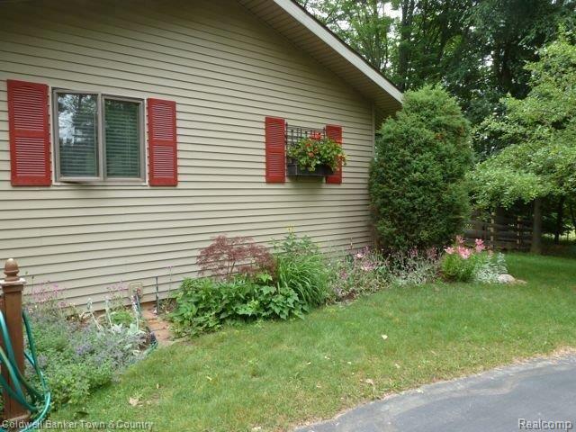 1660 Sexton Road Howell, MI 48843 - Photo 26 of 33 Perennial Gardens.jpg