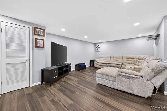 $325,000 | 6750 Foxshire Drive, Florissant, MO 63033