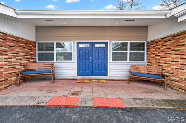 $325,000 | 6750 Foxshire Drive, Florissant, MO 63033