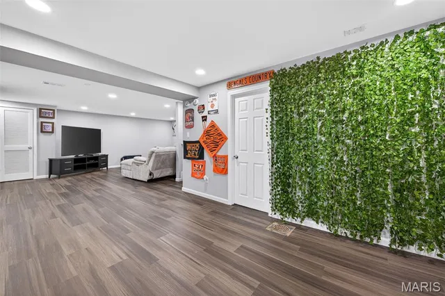 $325,000 | 6750 Foxshire Drive, Florissant, MO 63033