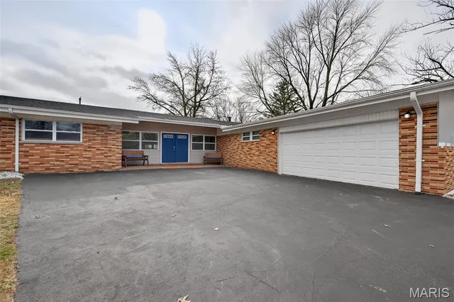 $325,000 | 6750 Foxshire Drive, Florissant, MO 63033