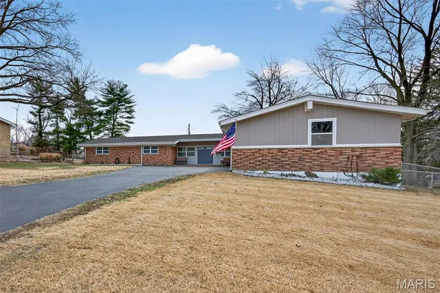 $325,000 | 6750 Foxshire Drive, Florissant, MO 63033