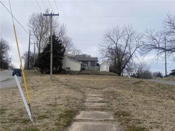 $8,000 | 854 Sherman Avenue, Leavenworth, KS 66048