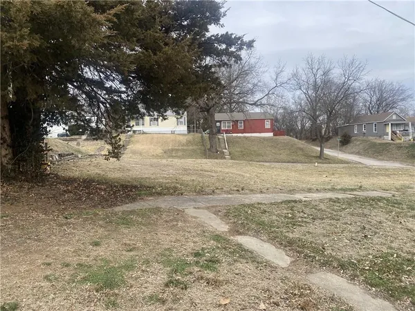 $8,000 | 854 Sherman Avenue, Leavenworth, KS 66048