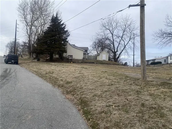 $8,000 | 854 Sherman Avenue, Leavenworth, KS 66048