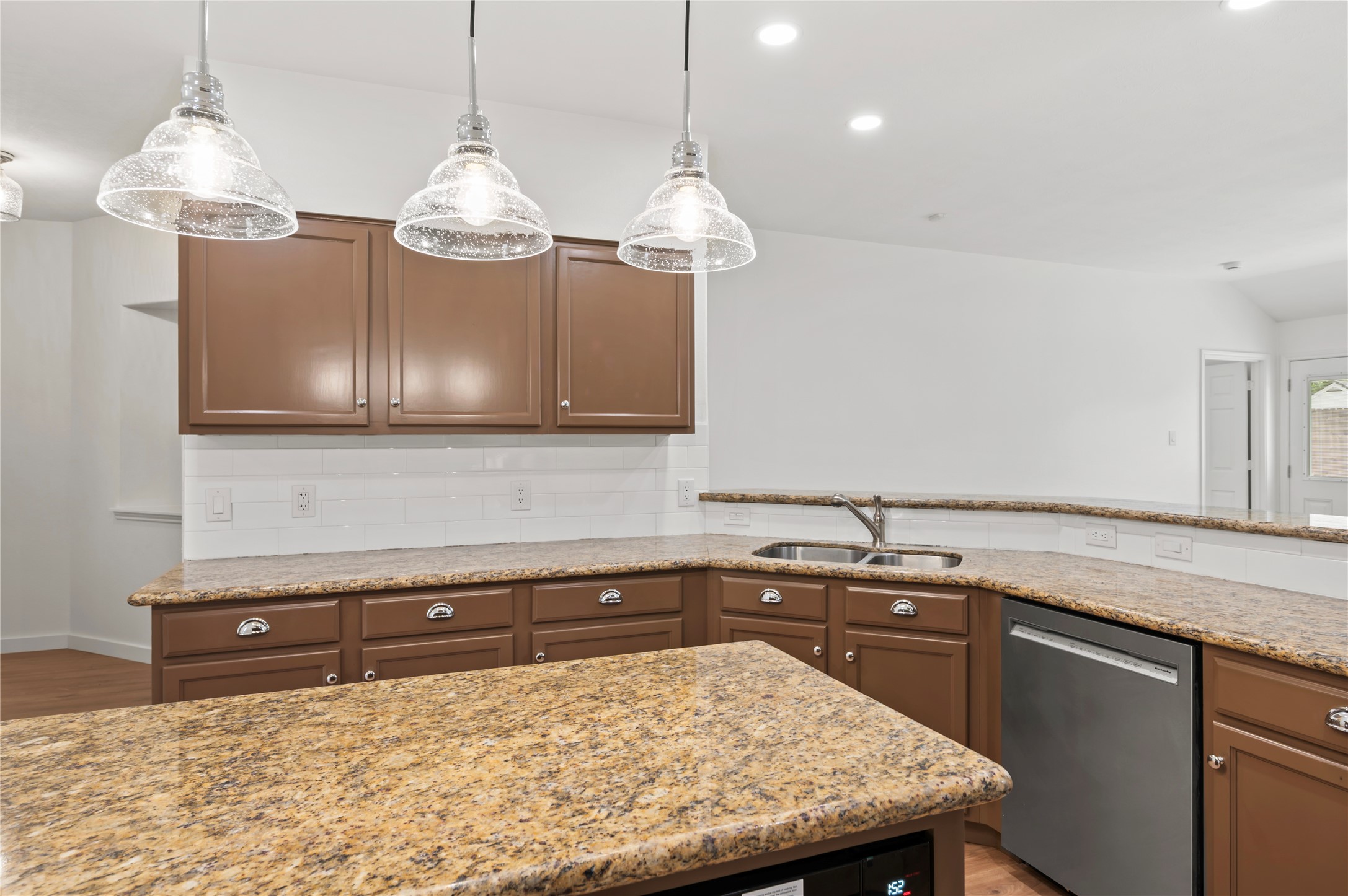 129 Rustic Colony Lane Dickinson, TX 77539 - Photo 9 of 33 Ample counter and cabinet space