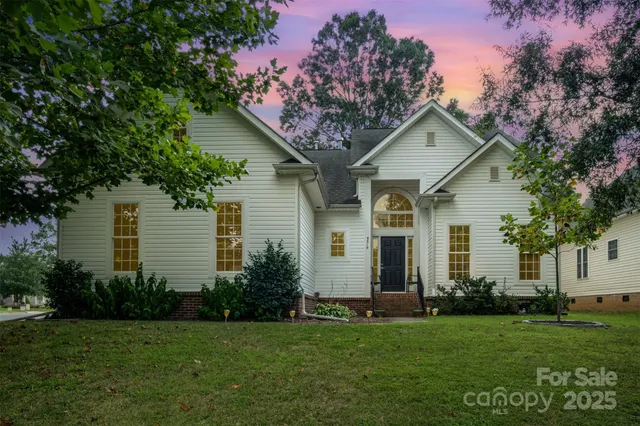 a view of a house with backyard and garden