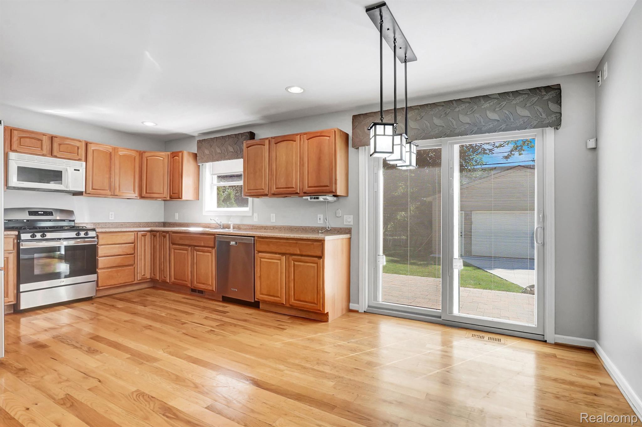 3328 Harvard Road Royal Oak, MI 48073 - Photo 6 of 33 Gallery Image 6