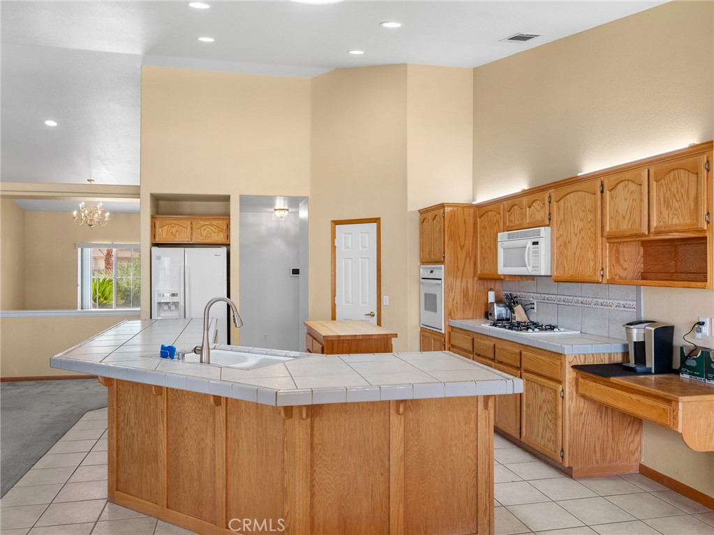 19224 Roanoke Road Apple Valley, CA 92307 - Photo 11 of 53