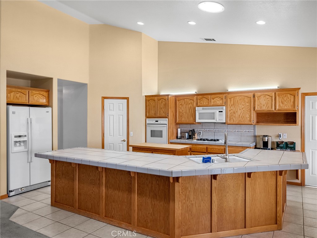 19224 Roanoke Road Apple Valley, CA 92307 - Photo 10 of 53