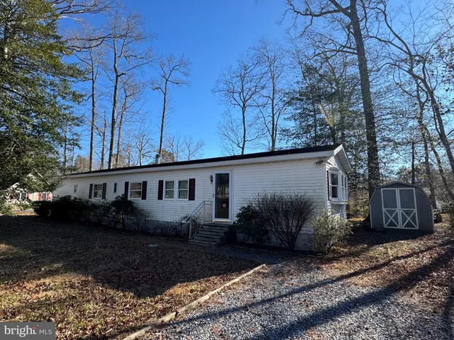 a view of a house with backyard and garden