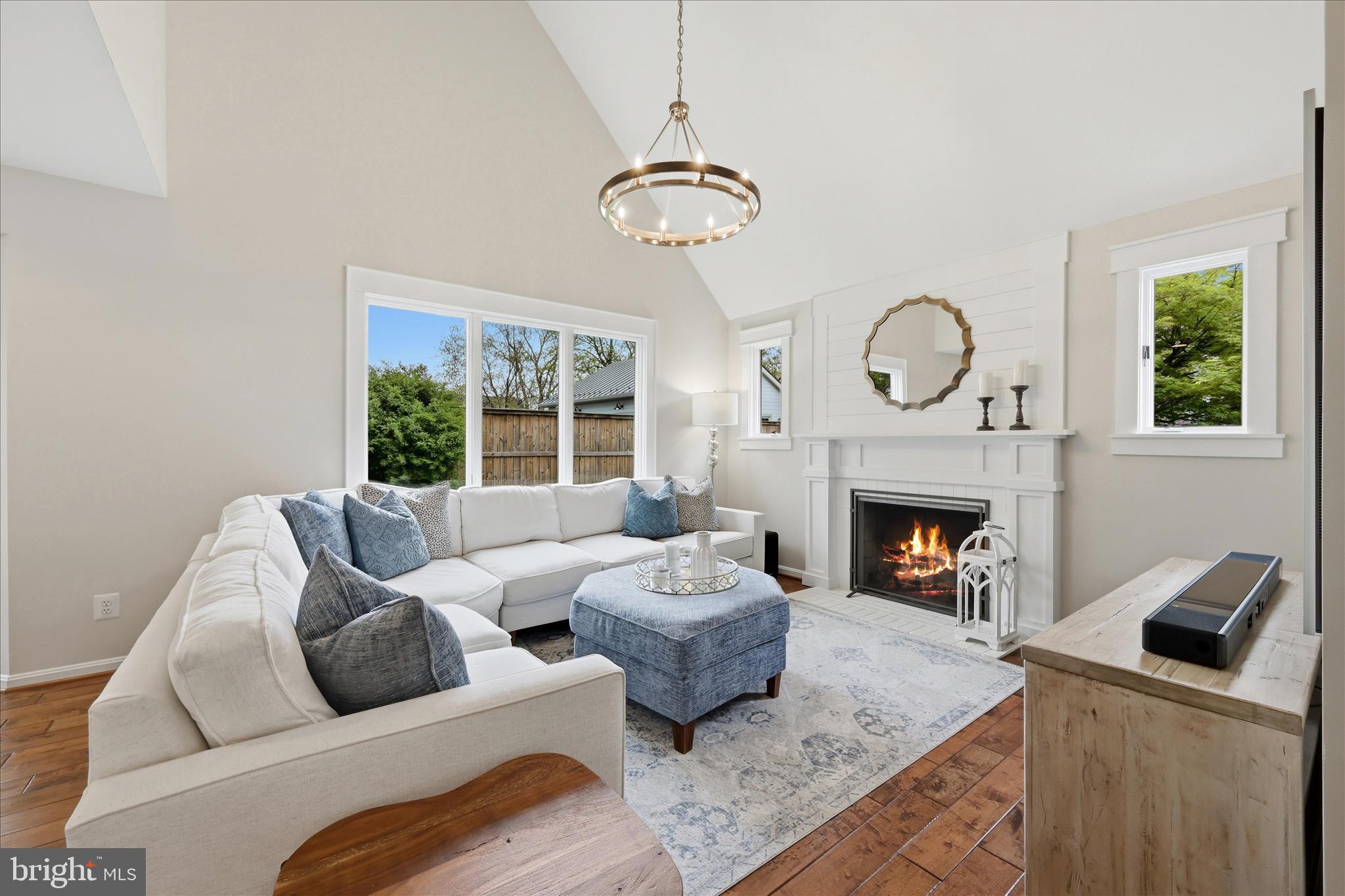 320 Loudoun Street Southwest Leesburg, VA 20175 - Photo 5 of 60 Living Room