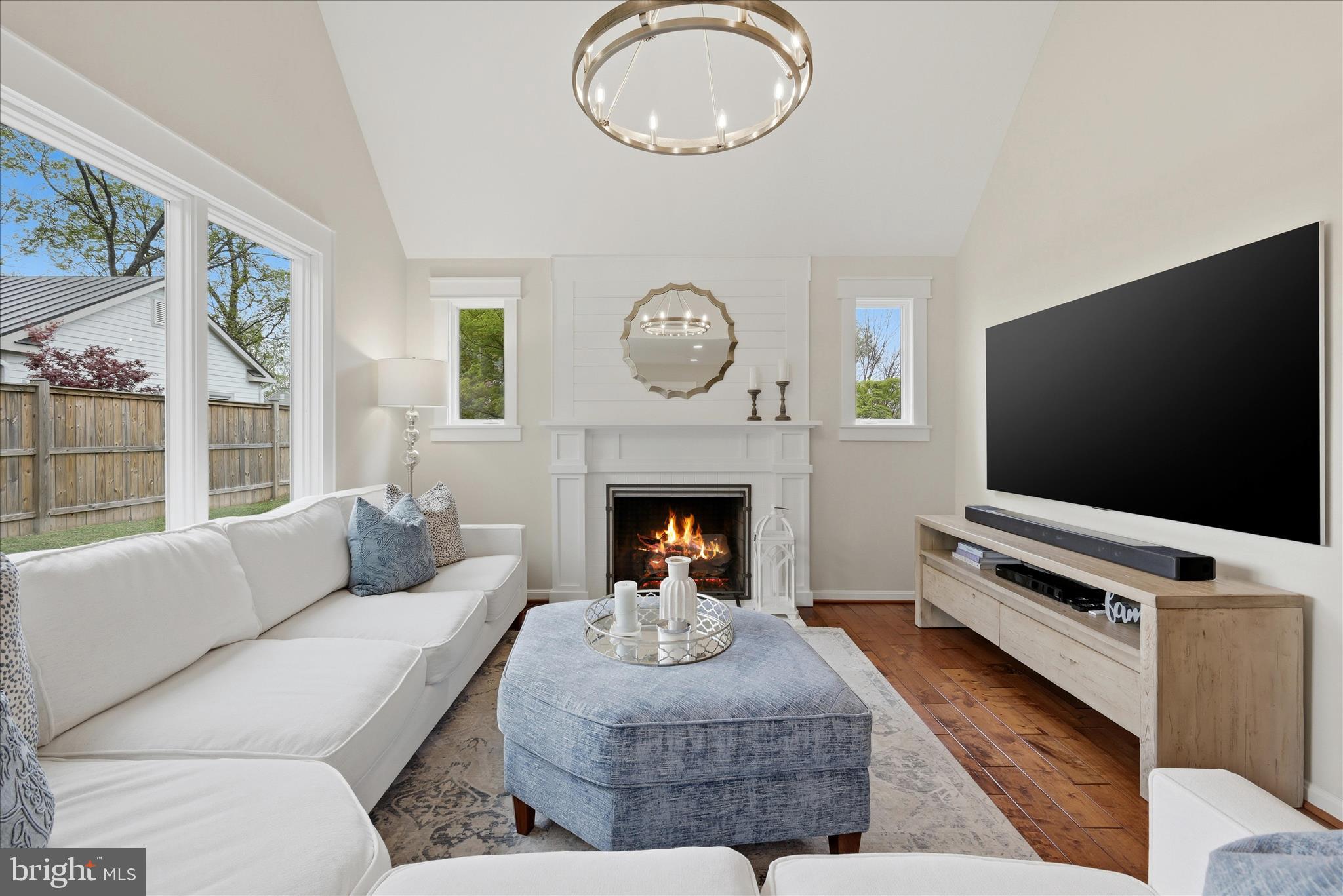 320 Loudoun Street Southwest Leesburg, VA 20175 - Photo 6 of 60 Living Room